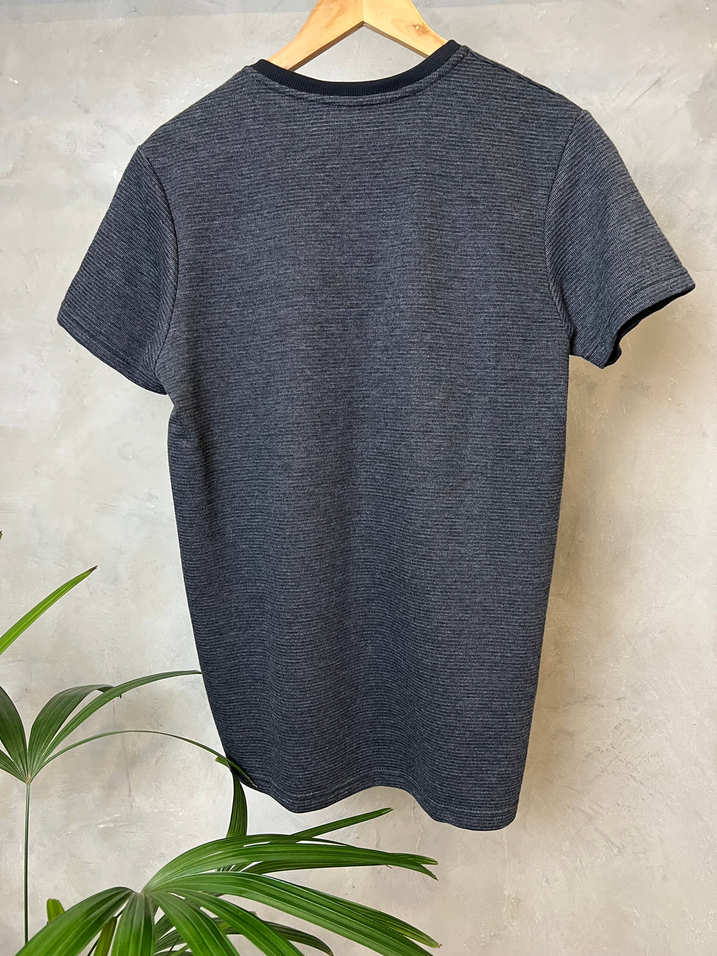 Camisa Texturizada Básica Cinza chubo