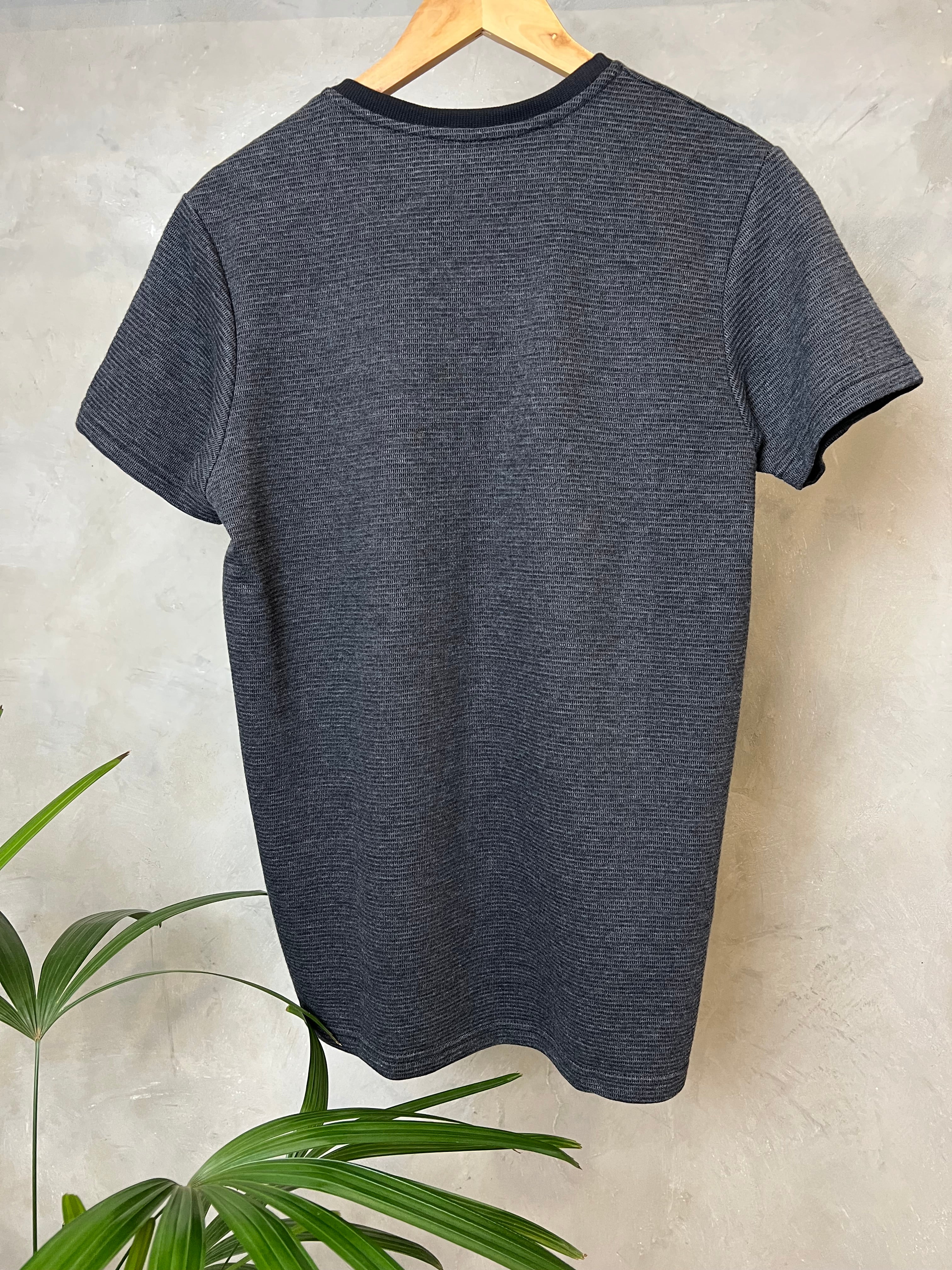 Camisa Texturizada Básica Cinza chubo